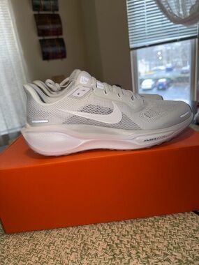 Nike women’s Air Zoom Pegasus 41 White and Light Gray Running Sneakers Size 9 !